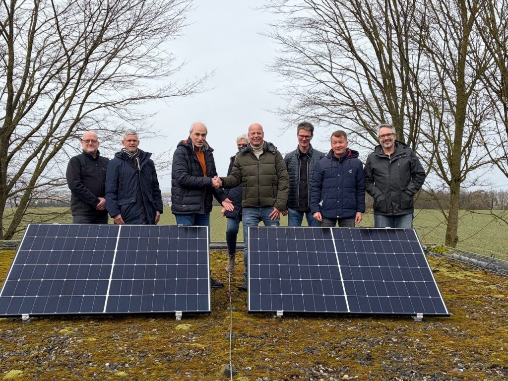 FWG Brechen übergibt Bürgermeister Frank Groos gespendetes Balkonkraftwerk (c) FWG