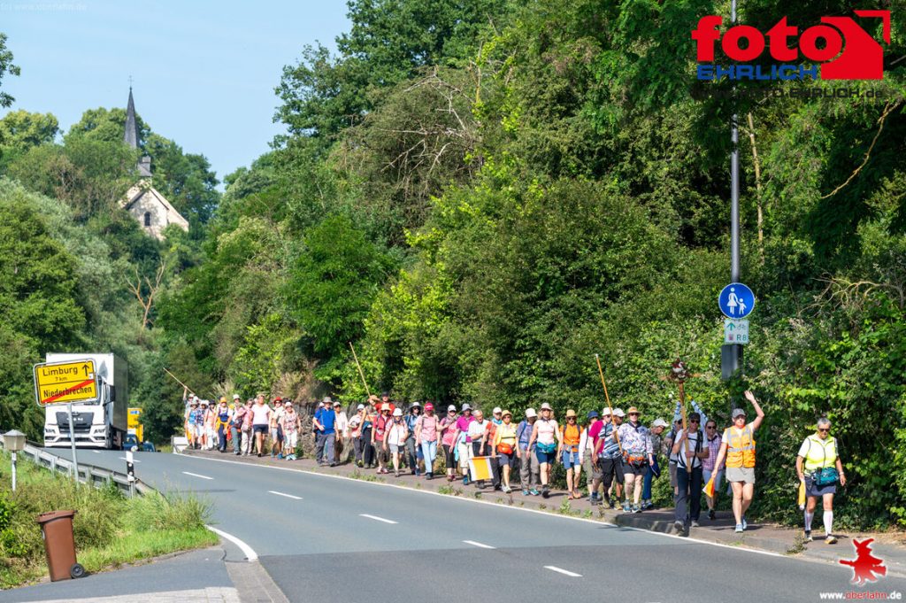 Die Walldürnwallfahrer/innen bei Ihrer Passage durch den Goldenen Grund am 13.06.2025 - Bei Klick auf das Bild gelangen Sie zur Galerie mit dem Bericht